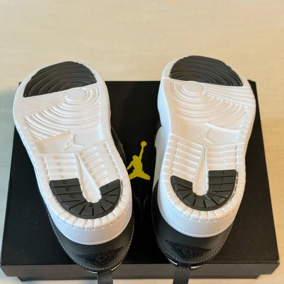 Jordan Low Sneakers, 2Y - Picture 4 of 7